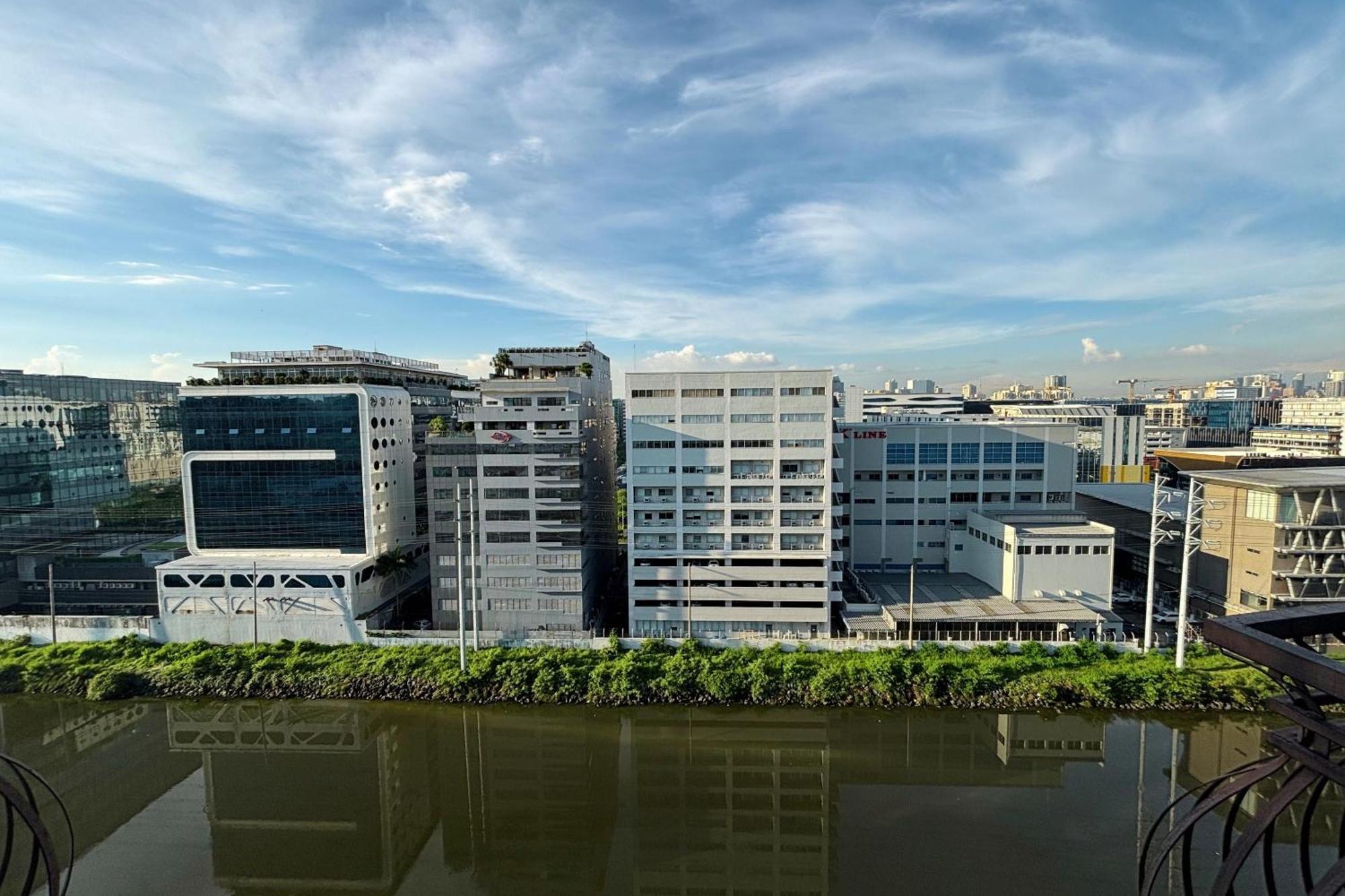 Extremeli Suites Manila Powered By Cocotel Exteriör bild